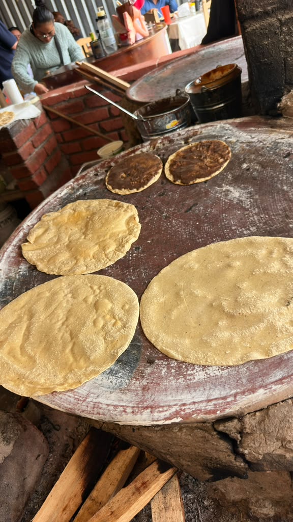 Memelas y tortillas en el comal